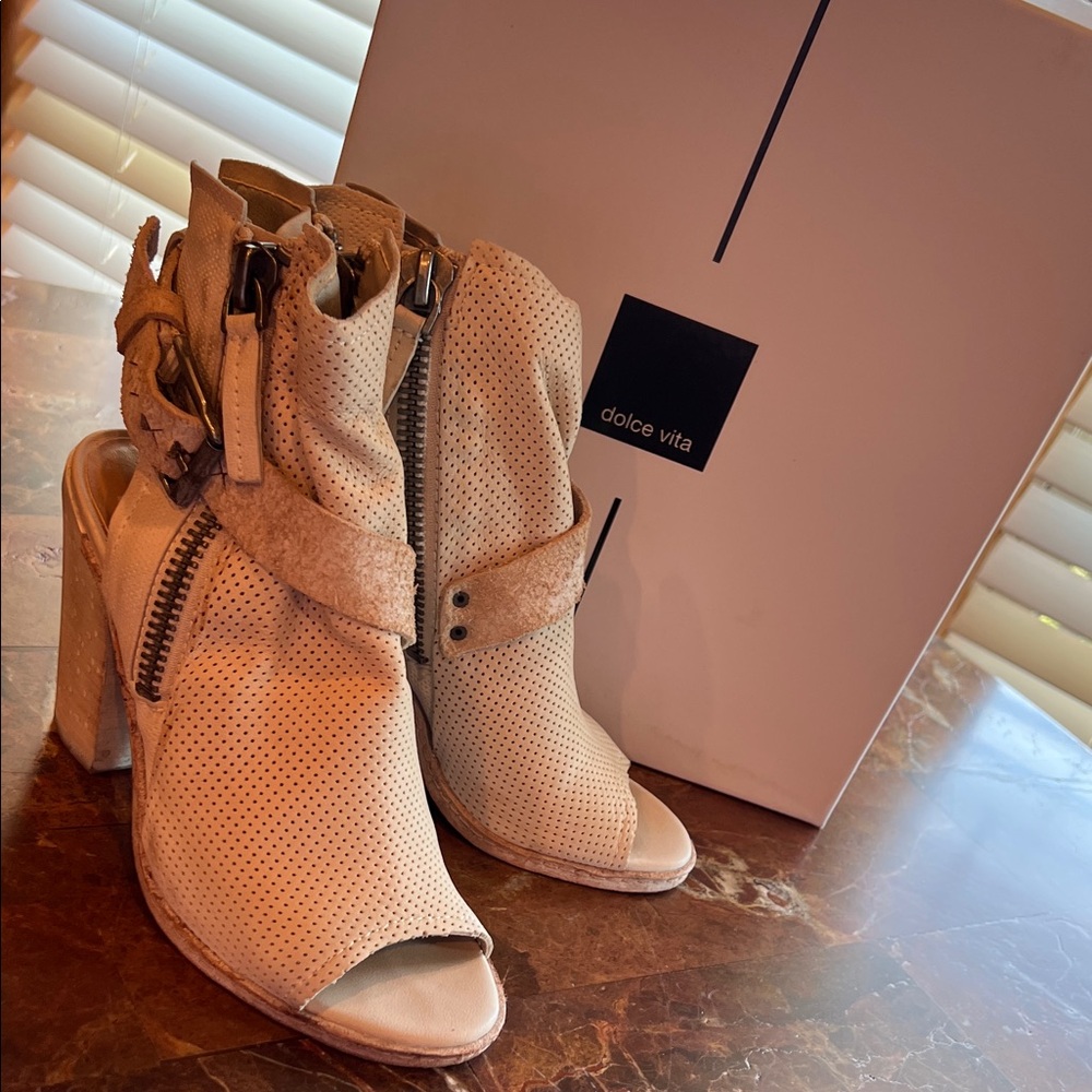 Dolce Vita Women's Tan Heeled Booties